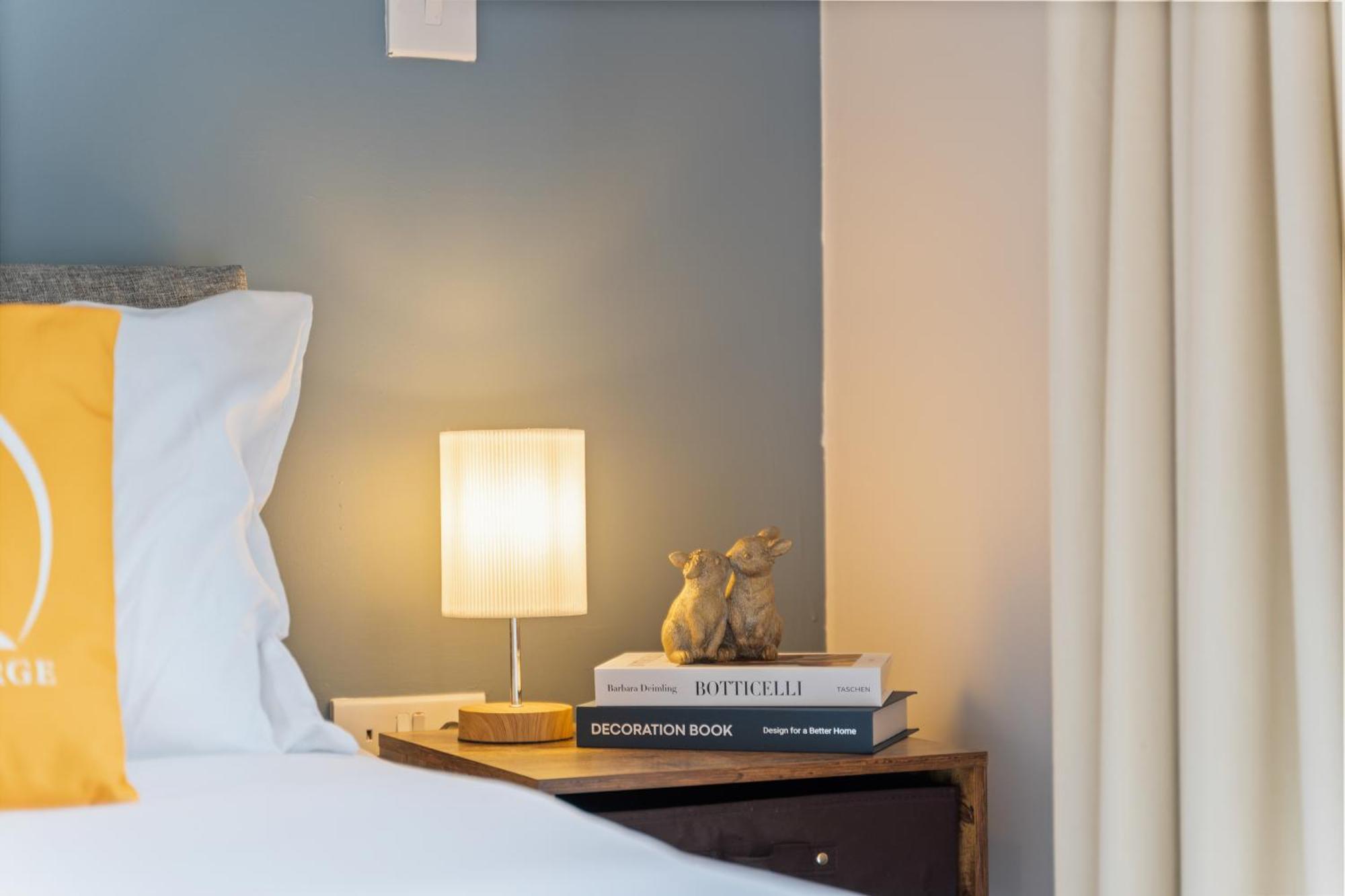 247 Serviced Accommodation In Telford 2 Bedroom Apartment エクステリア 写真